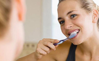 刷牙前让牙膏沾水是对的吗 刷牙前漱口对牙齿是不是更好