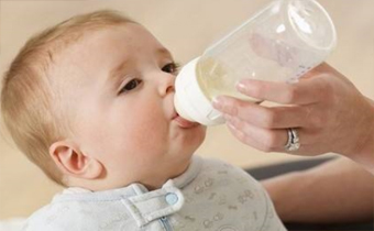 宝宝的奶粉浓度稠好还是稀好 奶粉稠稀对宝宝有什么影响