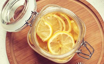 腌柠檬有苦味是怎么回事 腌柠檬用玻璃杯还是塑料杯