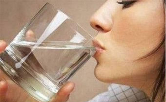 早晨起床喝一杯水有什么好处 早晨起床喝一杯水怎么喝