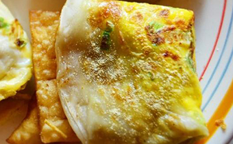 煎饼果子加什么筋道 煎饼果子需要放油吗