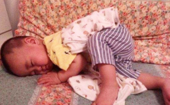 为什么宝宝睡觉姿势幅度很大 宝宝睡觉姿势幅度大不累吗