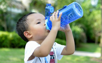 宝宝喝矿物水影响发育吗 喝矿泉水利于宝宝发育吗