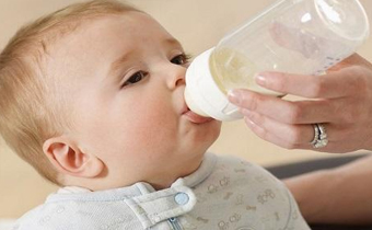 宝宝吐奶后多久可以喝水吗 宝宝吐奶后为什么不能立刻喝水