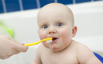 宝宝出牙后怎么刷牙 才出牙的宝宝怎么刷牙不伤牙齿