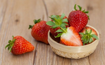 草莓用盐水泡一晚上能吃吗 草莓用盐水泡多久合适
