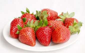 草莓为什么上面白的 草莓上面白色的可以吃吗