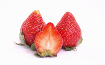 草莓里面是白色的吗 草莓里面是什么颜色的