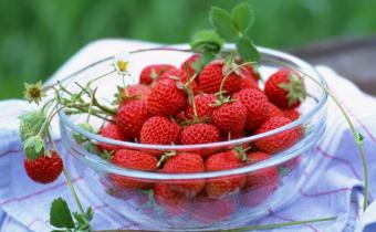 洗草莓的淡盐水是热的还是冷的 草莓可以用开水洗吗