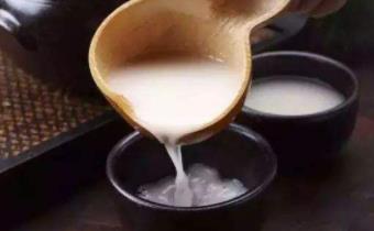产妇喝米酒能下奶吗 米酒怎么喝可以下奶