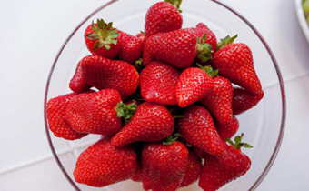 草莓有点破皮可以吃吗 草莓被压破皮了怎么办