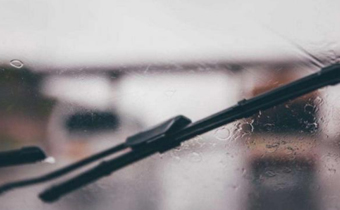 雨刮器刮玻璃时有吱吱的声音是什么问题 雨刮器刮玻璃声音异响怎么办