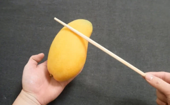 芒果怎么用筷子剥皮 一根筷子怎么剥芒果
