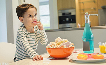 小孩太能吃会是得了什么病吗 小孩的饮食需要控制量吗