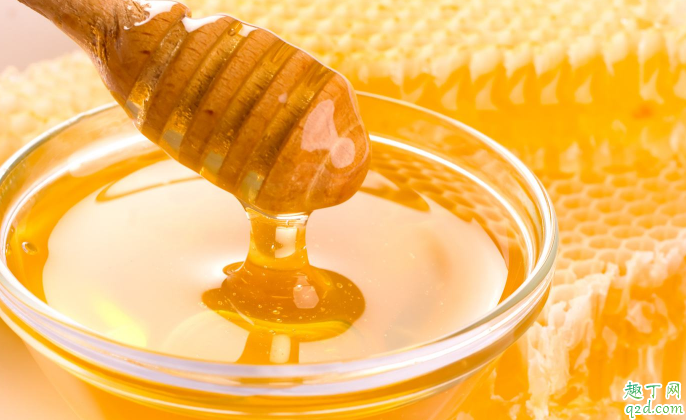 蜂蜜用玻璃瓶装好还是塑料瓶装好 女生经常吃蜂蜜的好处有哪些2