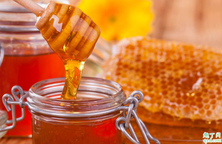 蜂蜜用玻璃瓶装好还是塑料瓶装好 女生经常吃蜂蜜的好处有哪些3