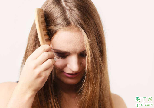 女性头发大把掉是什么原因   如何能缓解女性脱发1