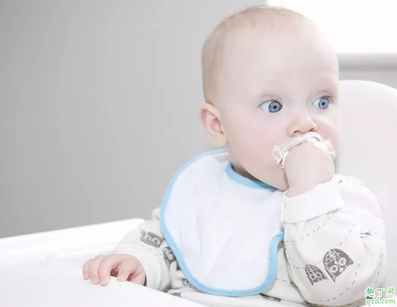几个月的宝宝喜欢吃手是什么原因 怎么抑制宝宝吃手指2