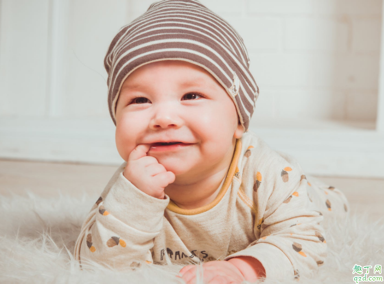 几个月的宝宝喜欢吃手是什么原因 怎么抑制宝宝吃手指5