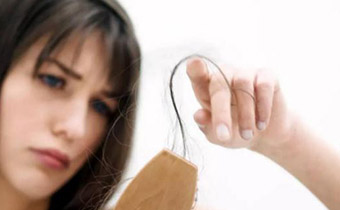 女性头发大把掉是什么原因   如何能缓解女性脱发