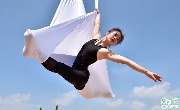 ​空中瑜伽安全吗 长期练习空中瑜伽的对身体好处有哪些3