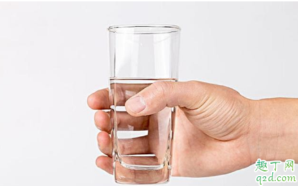 每天喝4升水可能会中毒有科学依据吗 每天多喝水是有好处还是坏处1