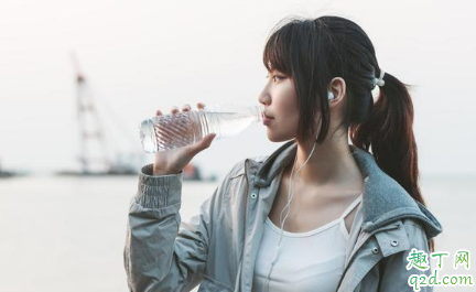 每天喝4升水可能会中毒有科学依据吗 每天多喝水是有好处还是坏处2