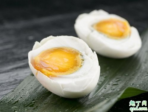 咸鸭蛋用水腌好吃还是干着腌好吃 腌制咸鸭蛋的最佳方法2