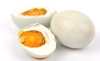 做咸鸭蛋放十三香有什么好处 十三香咸鸭蛋的腌制方法