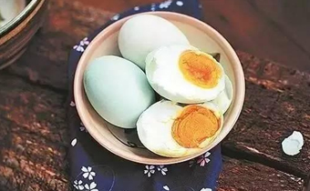 咸鸭蛋中间有白点是什么原因 咸鸭蛋里面有白点是坏了吗