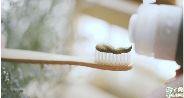 牙粉天天用好吗 女生常用牙粉对牙齿的危害有哪些1