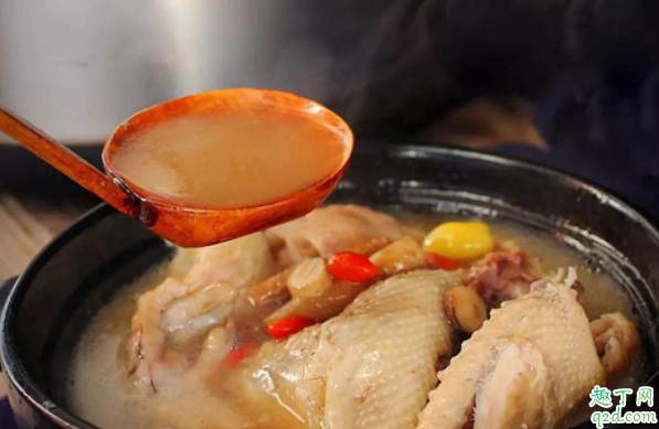 炖鸡汤是什么时候放盐比较好 炖鸡汤时放什么材料吸油3