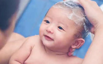 婴儿洗头好吗 洗澡时如何给婴儿洗头
