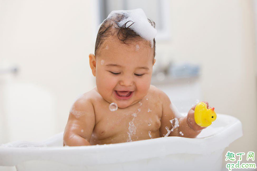 刚出生不久的婴儿怎么洗澡 新生儿洗澡注意事项1