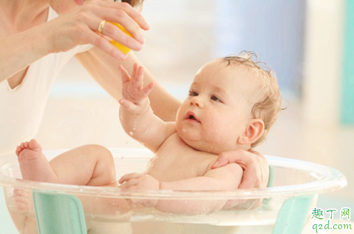刚出生不久的婴儿怎么洗澡 新生儿洗澡注意事项2