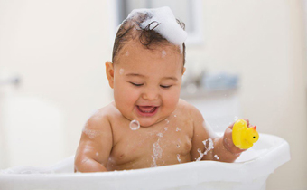 刚出生不久的婴儿怎么洗澡 新生儿洗澡注意事项