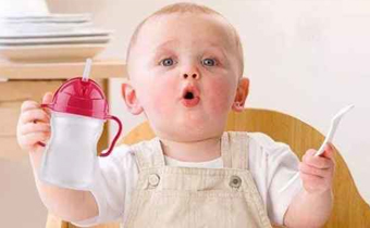 20天婴儿喝奶粉还用喝水吗 20天婴儿喝奶粉还要喝多少水