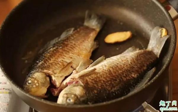 煎鱼时怎样判断可以翻面 鲈鱼怎样用油煎不粘锅2