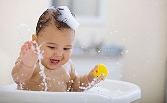 夏天四五个月的婴儿要天天洗澡吗 婴儿多久洗一次澡合适