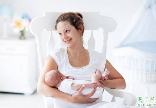 宝宝直接吃母乳和挤到奶瓶里吃哪个好 直接吃母乳会不会比吸奶器多1
