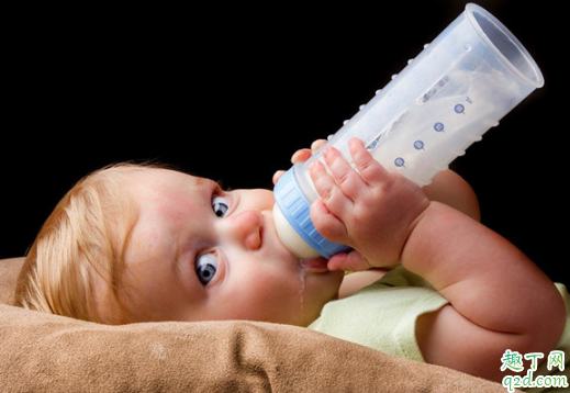 宝宝直接吃母乳和挤到奶瓶里吃哪个好 直接吃母乳会不会比吸奶器多3