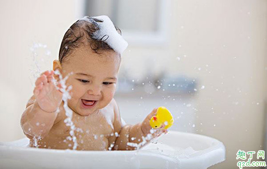 夏天四五个月的婴儿要天天洗澡吗 婴儿多久洗一次澡合适1