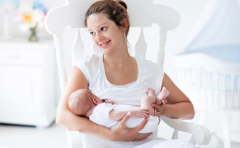 宝宝直接吃母乳和挤到奶瓶里吃哪个好 直接吃母乳会不会比吸奶器多