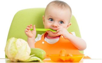 小孩第一口辅食什么时候吃好 小孩第一口辅食吃什么合适