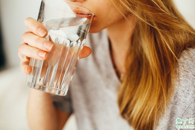 每天喝八杯水科学吗 每天喝八杯水是多少毫升1