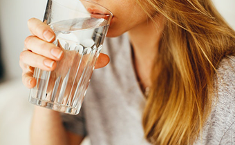 每天喝八杯水科学吗 每天喝八杯水是多少毫升