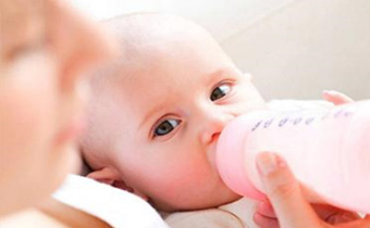 3个月宝宝不喝奶瓶有什么好办法吗 怎样才能使宝宝用奶瓶喝奶