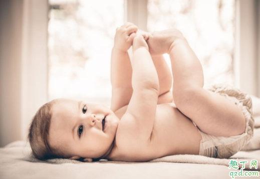 宝宝出生几天可以俯趴 宝宝经常俯趴对身体好吗3