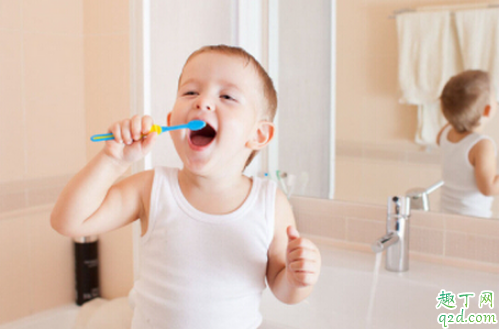 宝宝刚长牙要刷牙吗 宝宝长牙后用什么牙刷比较好1