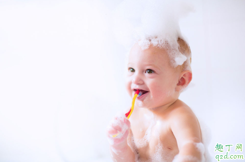 宝宝刚长牙要刷牙吗 宝宝长牙后用什么牙刷比较好2
